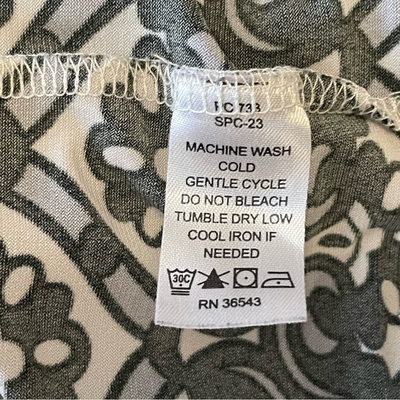 Geoffrey Beene Sport Women's Gray White Black Paisley Short Sleeve Blouse Size M - Picture 10 of 10